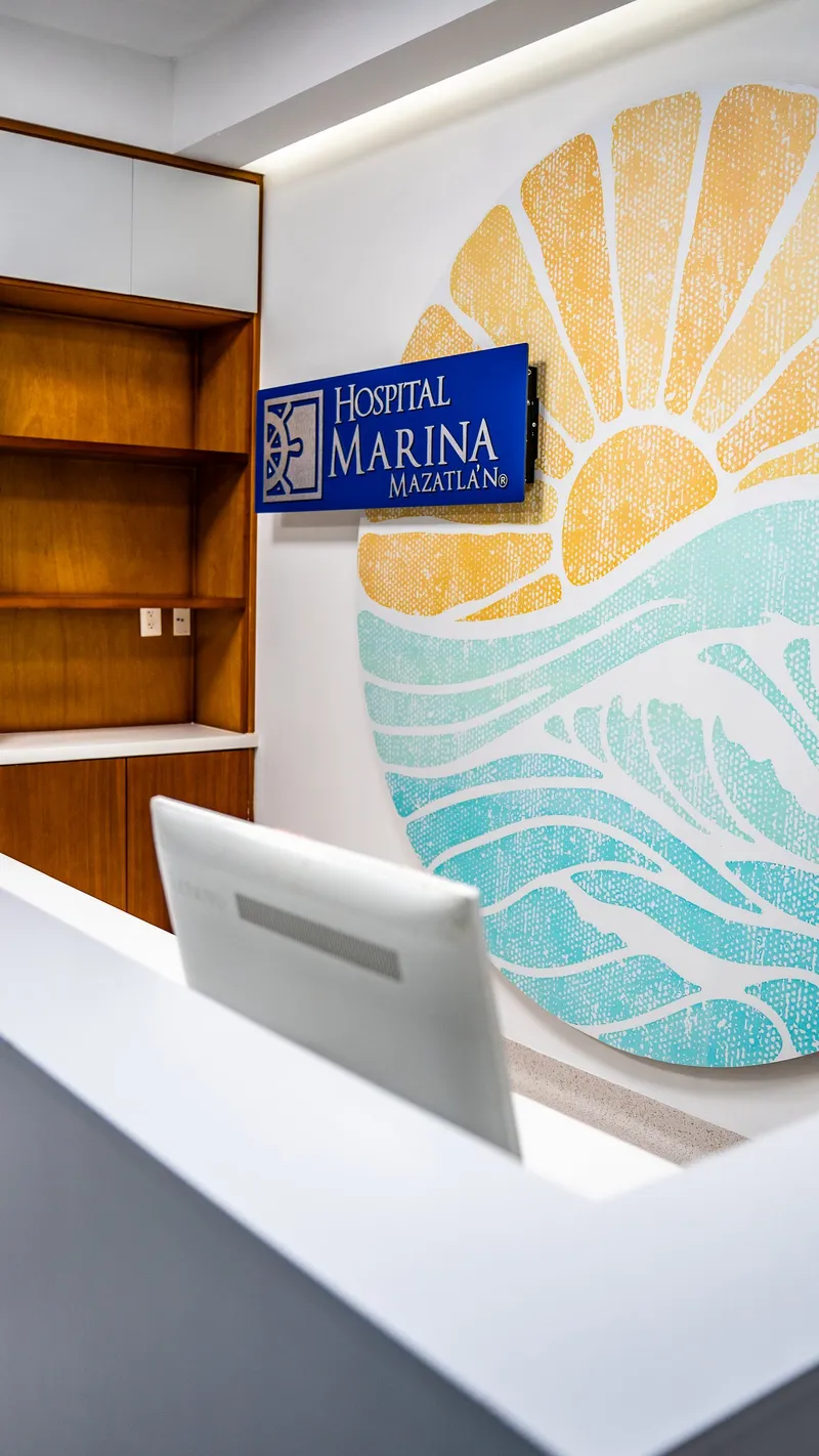 Recepción con mural de sol y olas